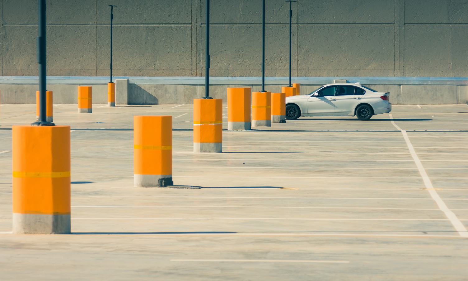 free-photo-single-car-in-empty-parking-lot
