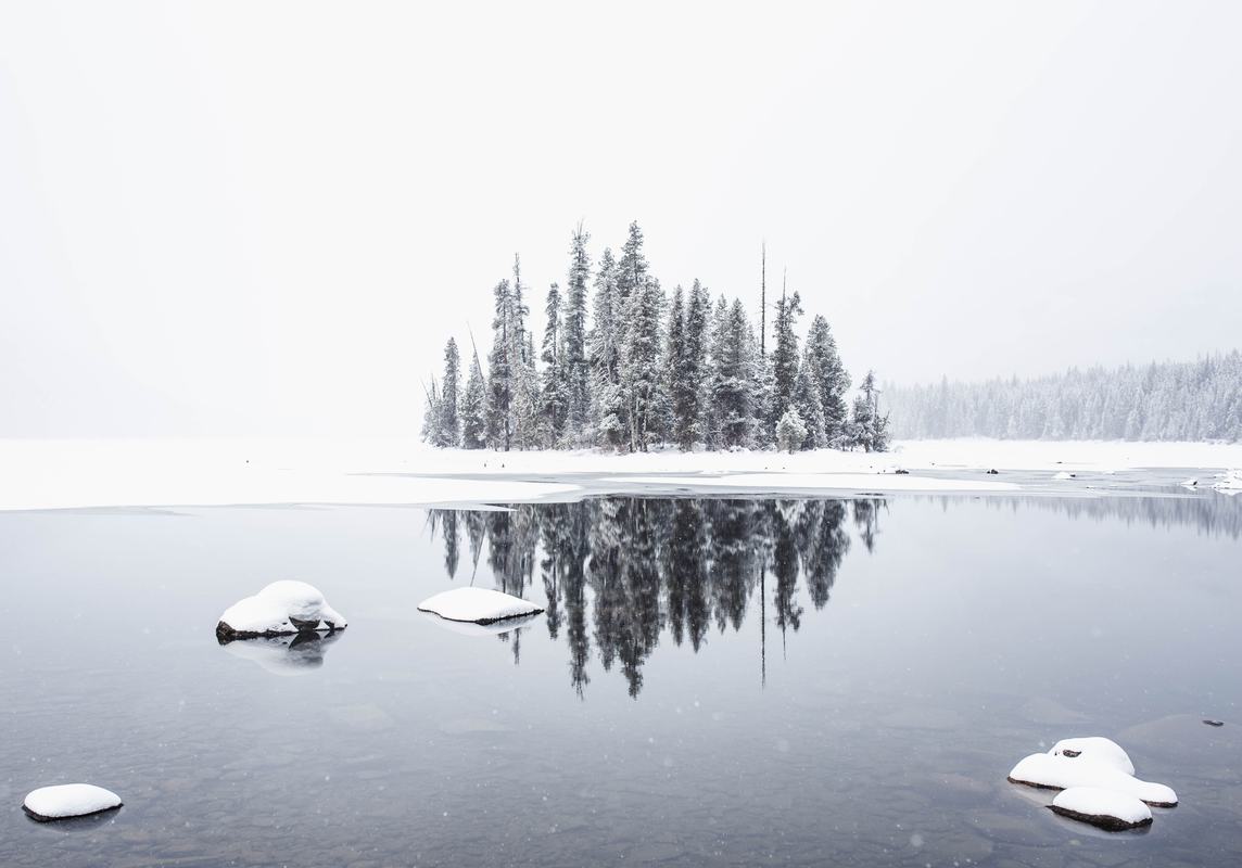 free-photo-winter-landscape-lake-covered-with-snow