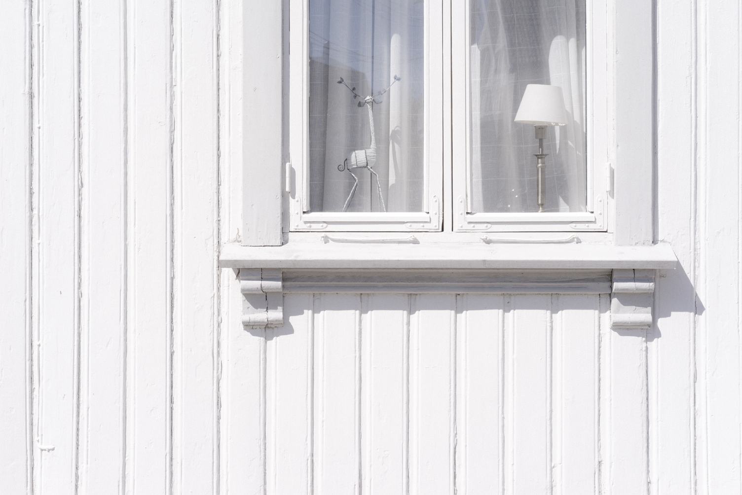 Белые деревянные окна фото Free Photo: White Wall of an Old Wooden House with Window