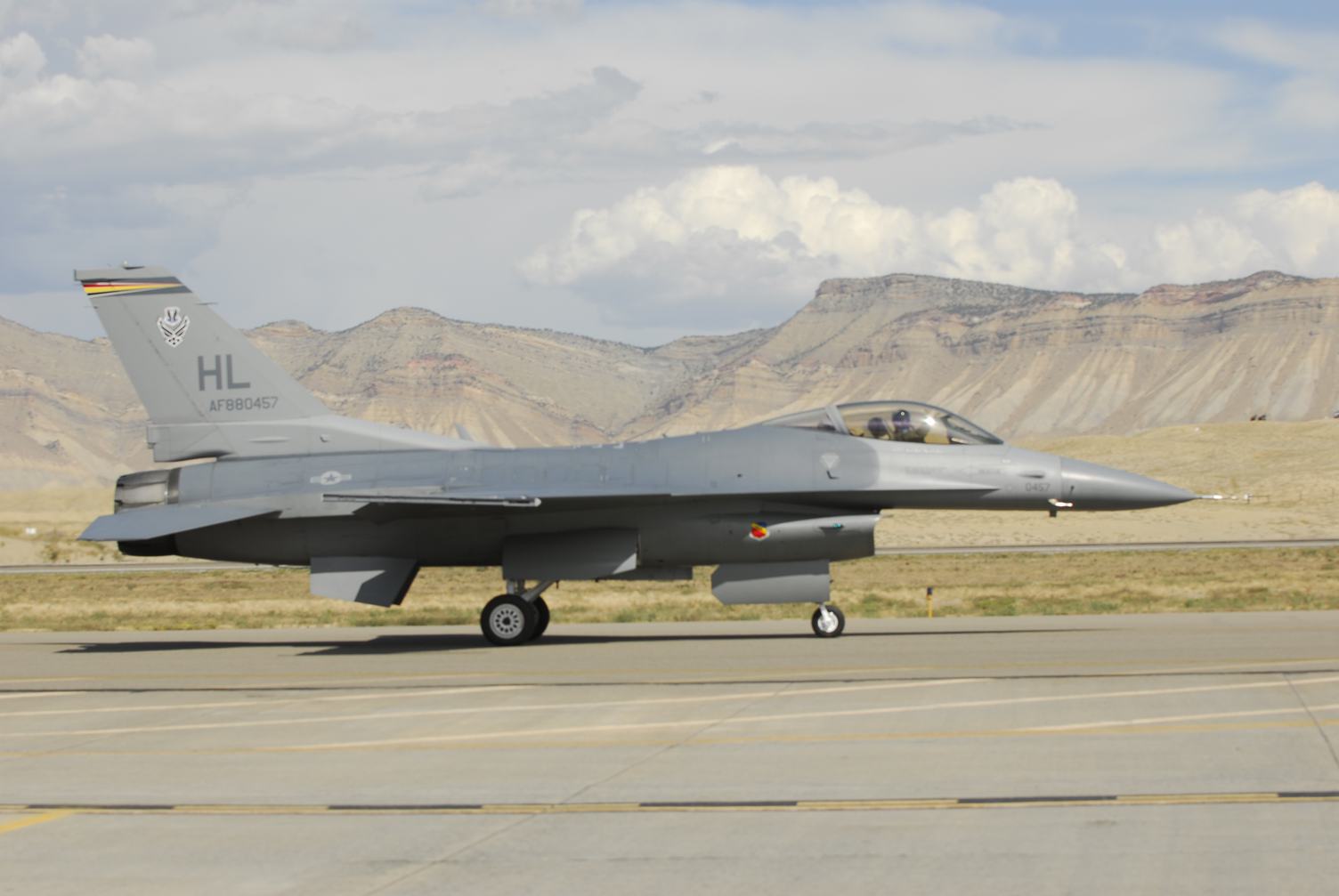 F-16 Fighting Falcon, Aircraft on Runway