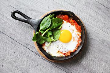 Egg with Spinach and Tomato for Breakfast