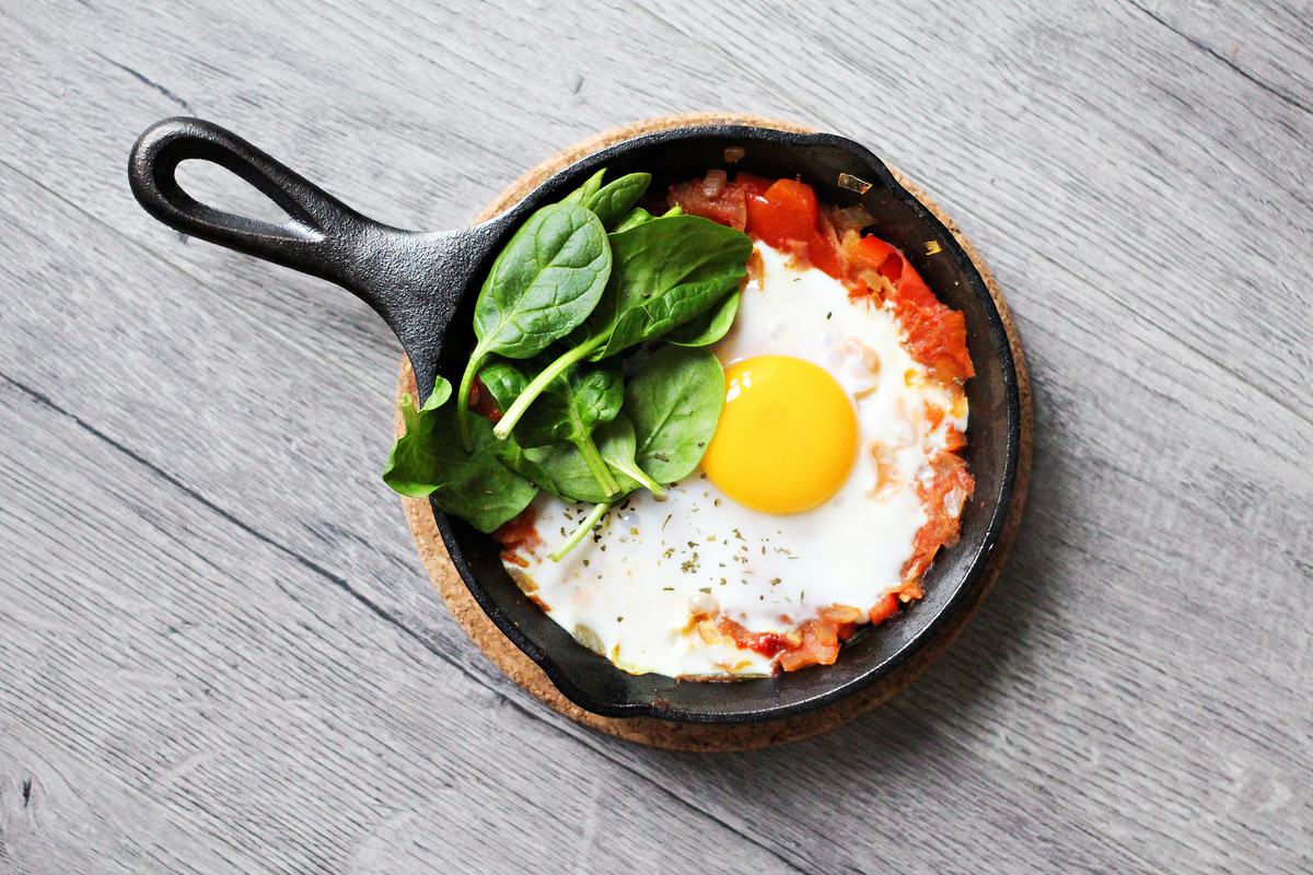 Free Photo Egg with Spinach and Tomato for Breakfast