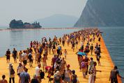 Yellow Floating Piers full of Tourist